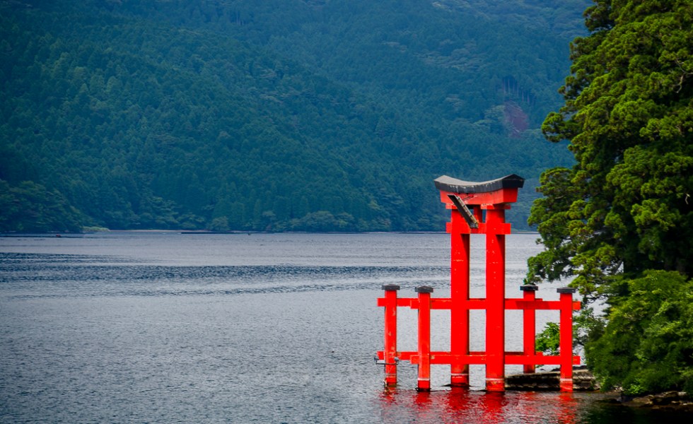 Torii Santuario de Hakone clavado en el lago Ashi