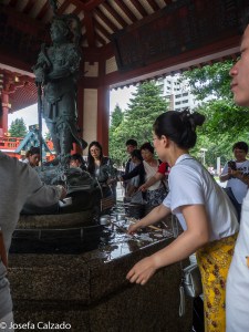 Detalle Temizu-ya y estatua de bronce