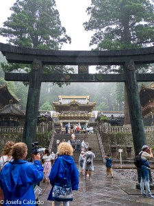 Segundo patio y torii de bronce