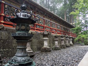 Detalle linternas de bronce y piedra