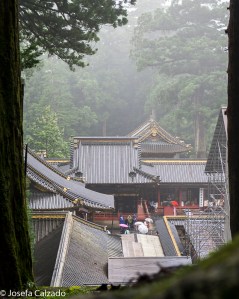 Vista de los tejados de la puerta de Yomeimon y la puerta Karamon