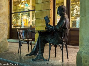 Estatua de Gerardo Diego en la Puerta del Círculo