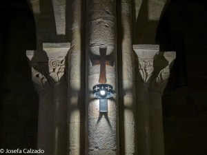 Detalle de haces de columnas que forman una robusta pilastra