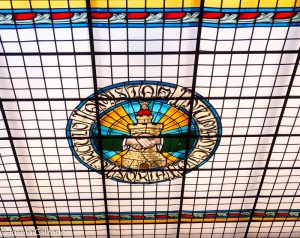 Detalle cristalera con el escudo del círculo