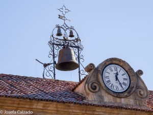 Detalle campana y reloj del Palacio de la Audiencia