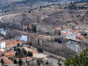Puente medieval sobre el rio Duero y San Juan de Duero