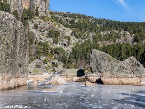 Detalle de la Laguna Negra helada