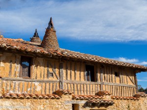 Detalle tejado y chimeneas cónicas