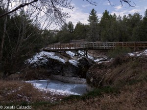 Puente de madera sobre el rio Abión