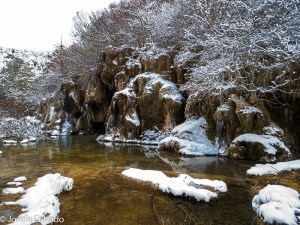 Paisaje nevado de la base de la cascada