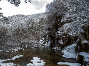 Paisaje nevado de la base de la cascada