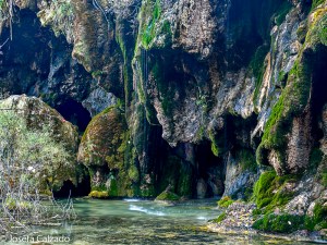 Detalle de las cuevas en la base de la cascada