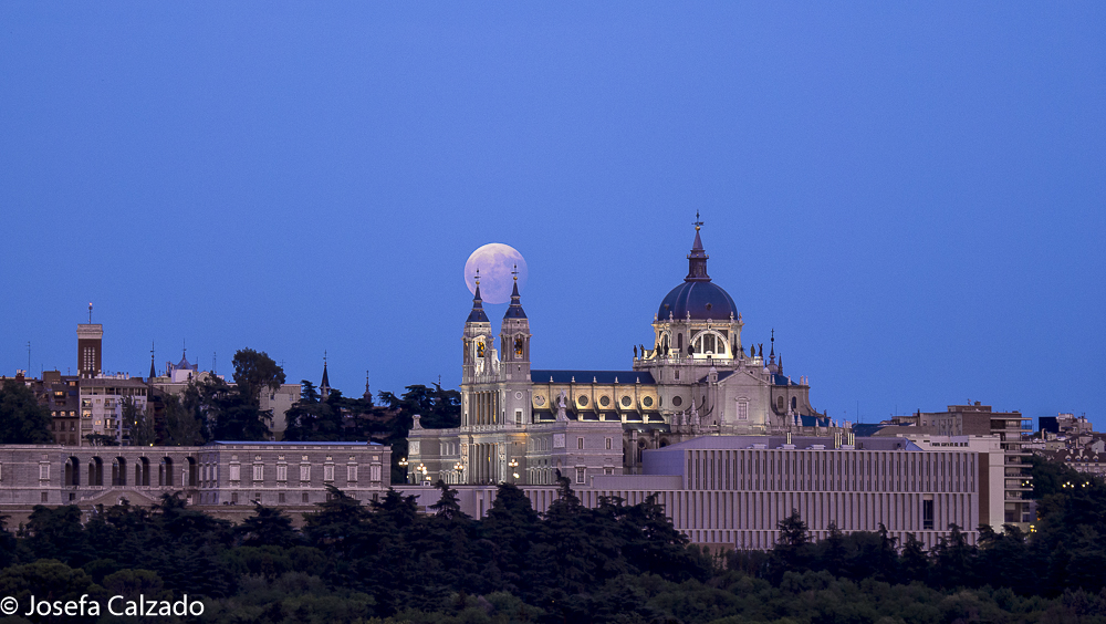 Luna llena en la Catedral de la Almudena