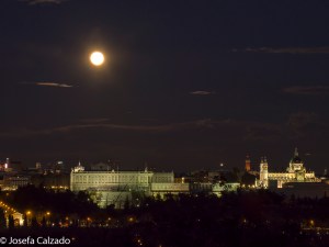 Panorámica con la luna en alto con el Palacio Real y la Catedral de la Almudena