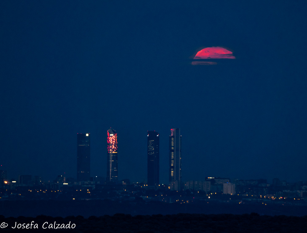 Asomando entre las nubes