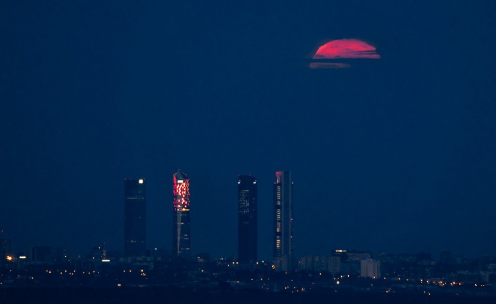 Asomando entre las nubes