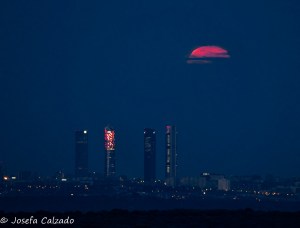 Asomando entre las nubes