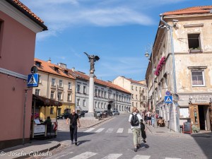 Calle principal con estatua de Angel de Uzupis