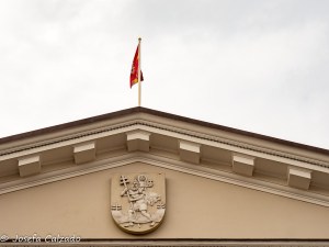 Detalle del frontón con escudo de Vilnius