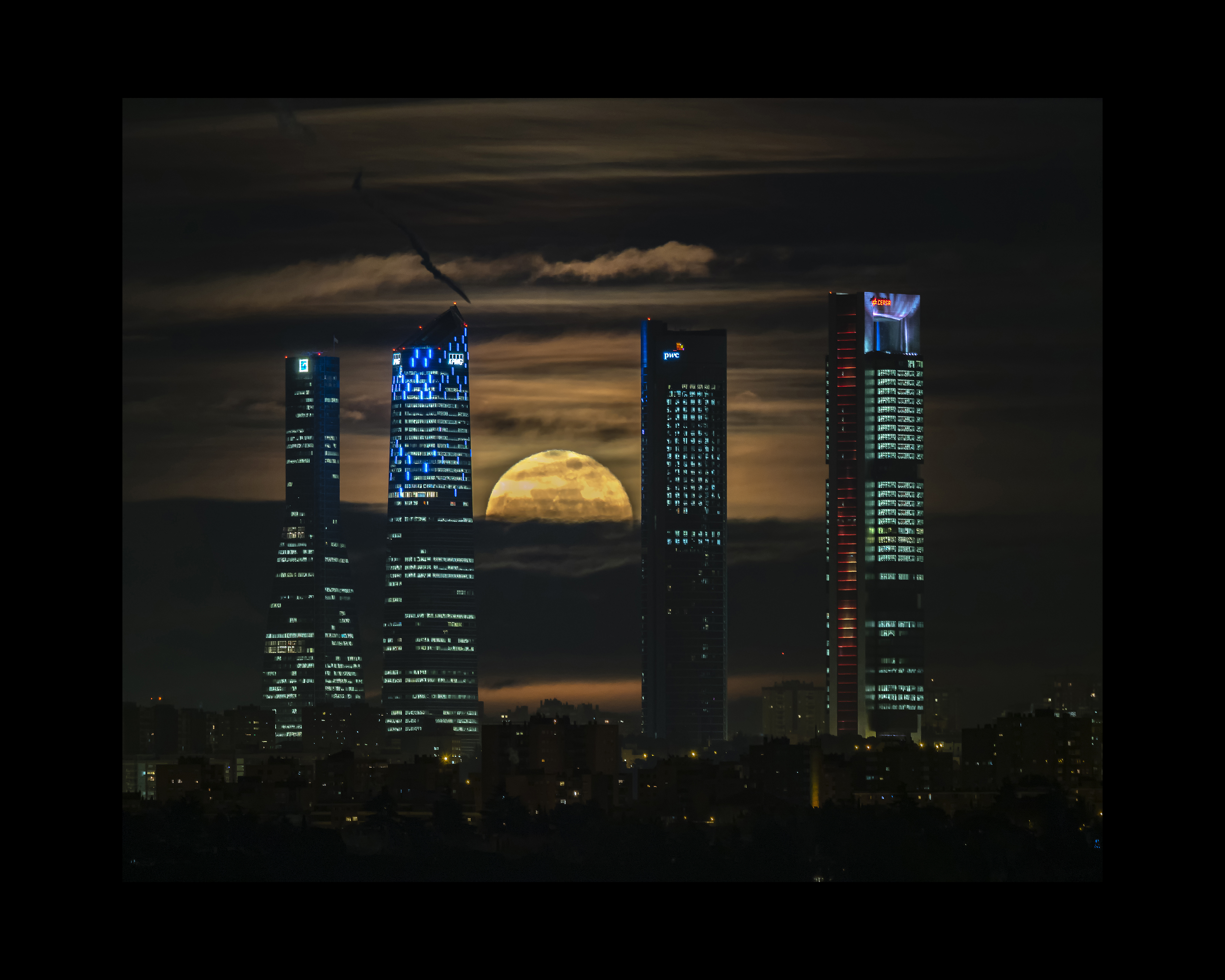 Luna emergiendo entre las 4 Torres