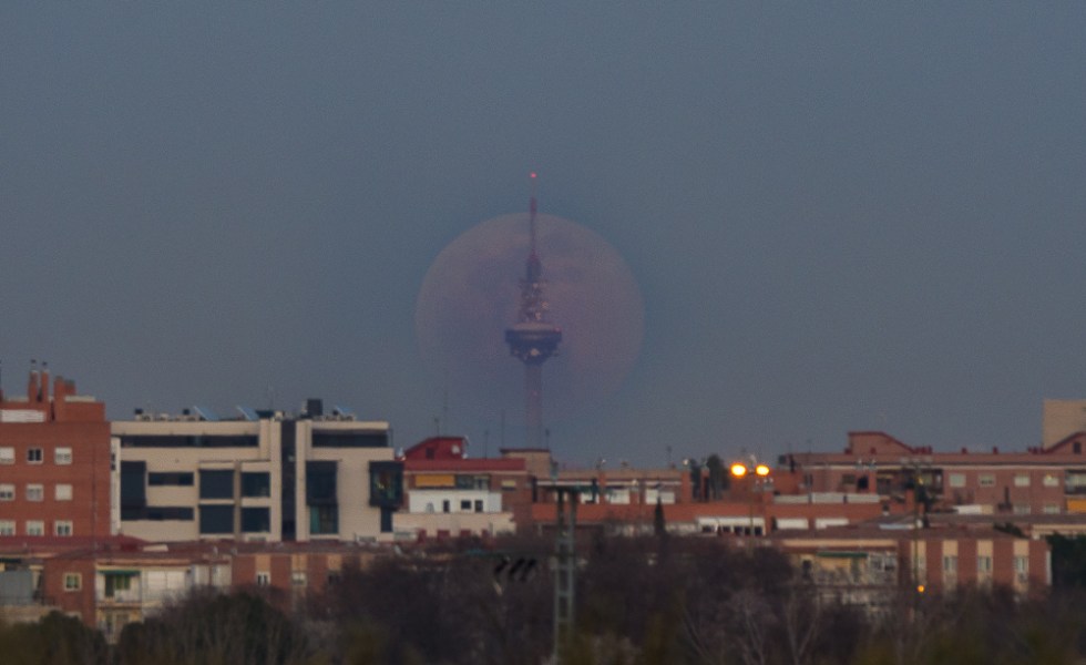 Superluna saliendo por Torrespaña