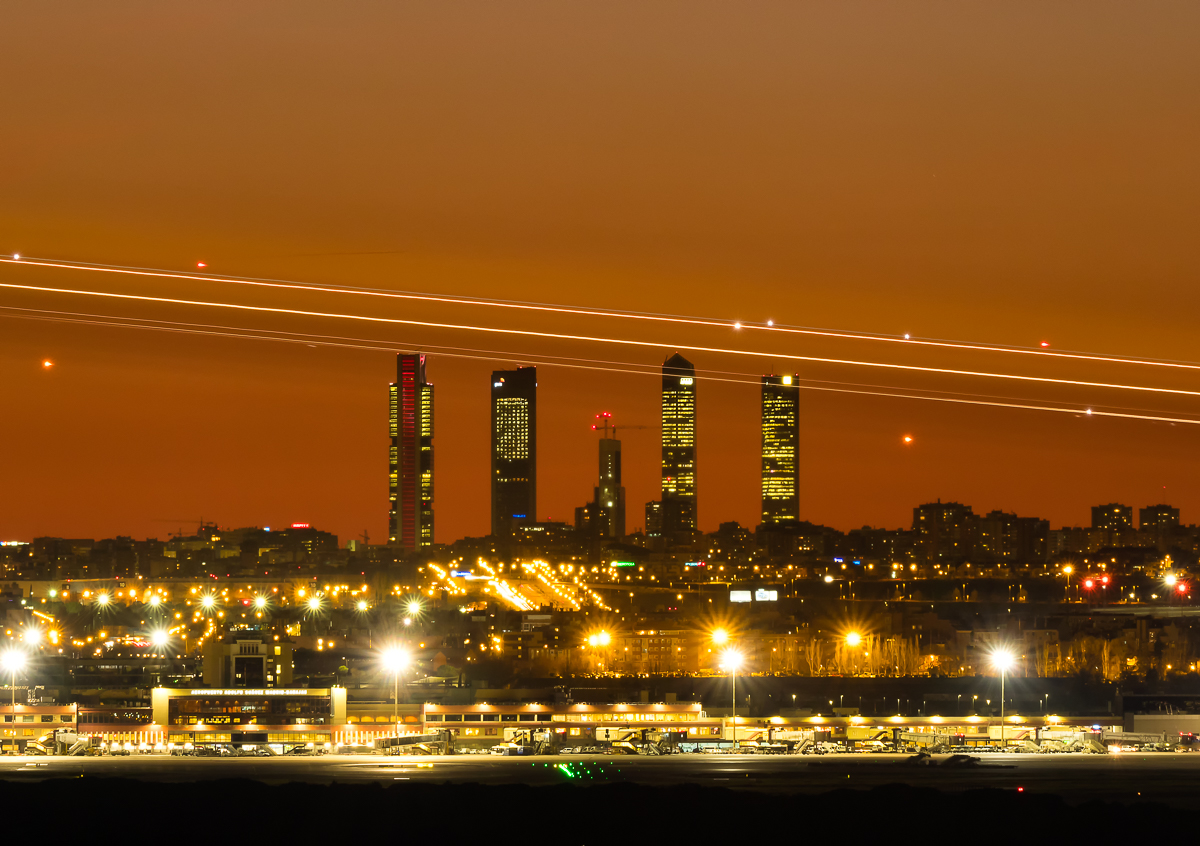 Estelas de las luces de un avión aterrizando