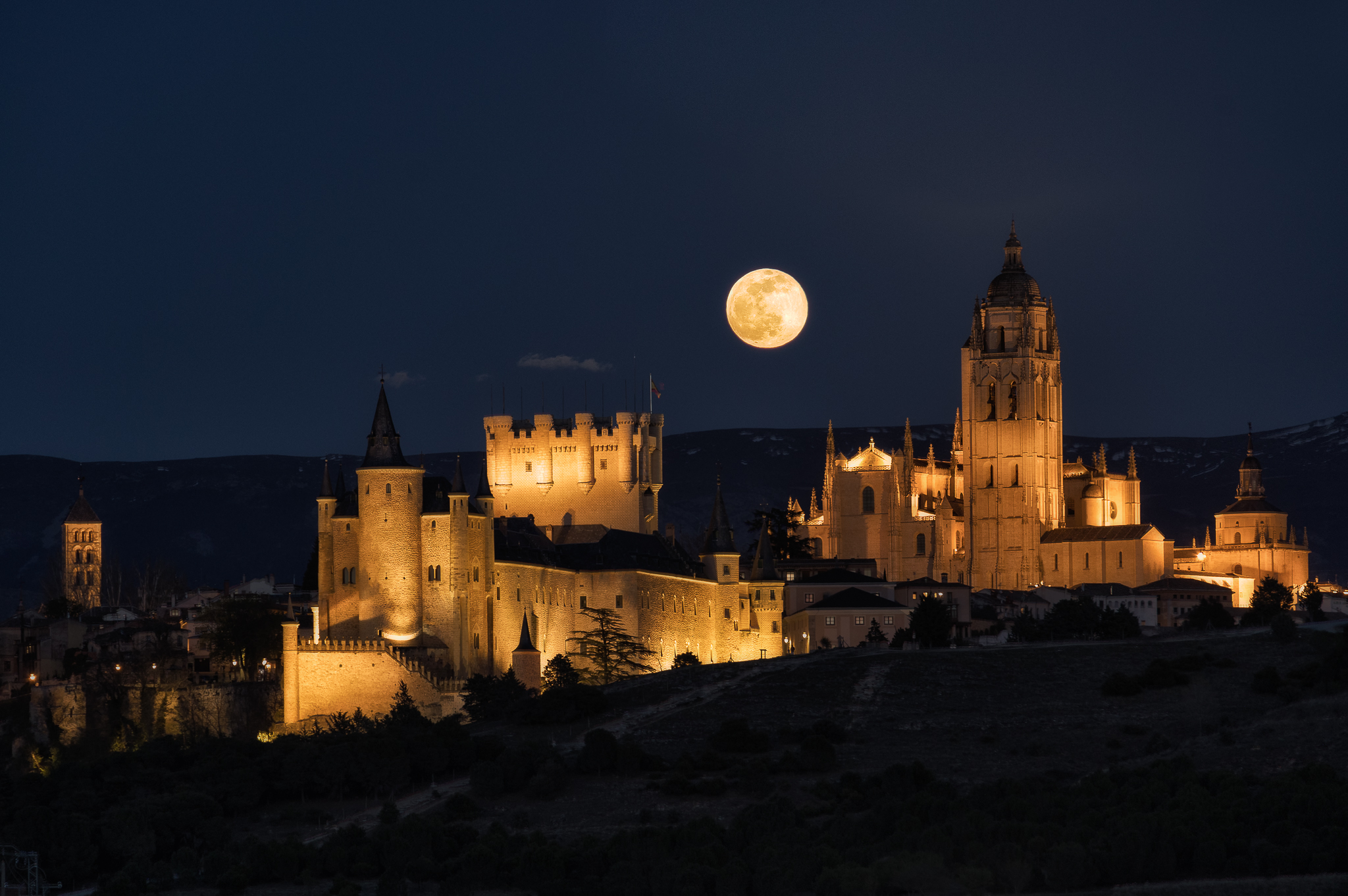 Segovia y la luna llena