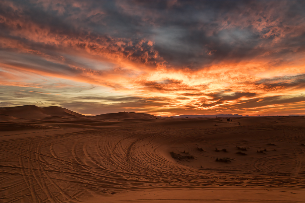 Atardecer de fuego en el desierto de Eg Chebbi