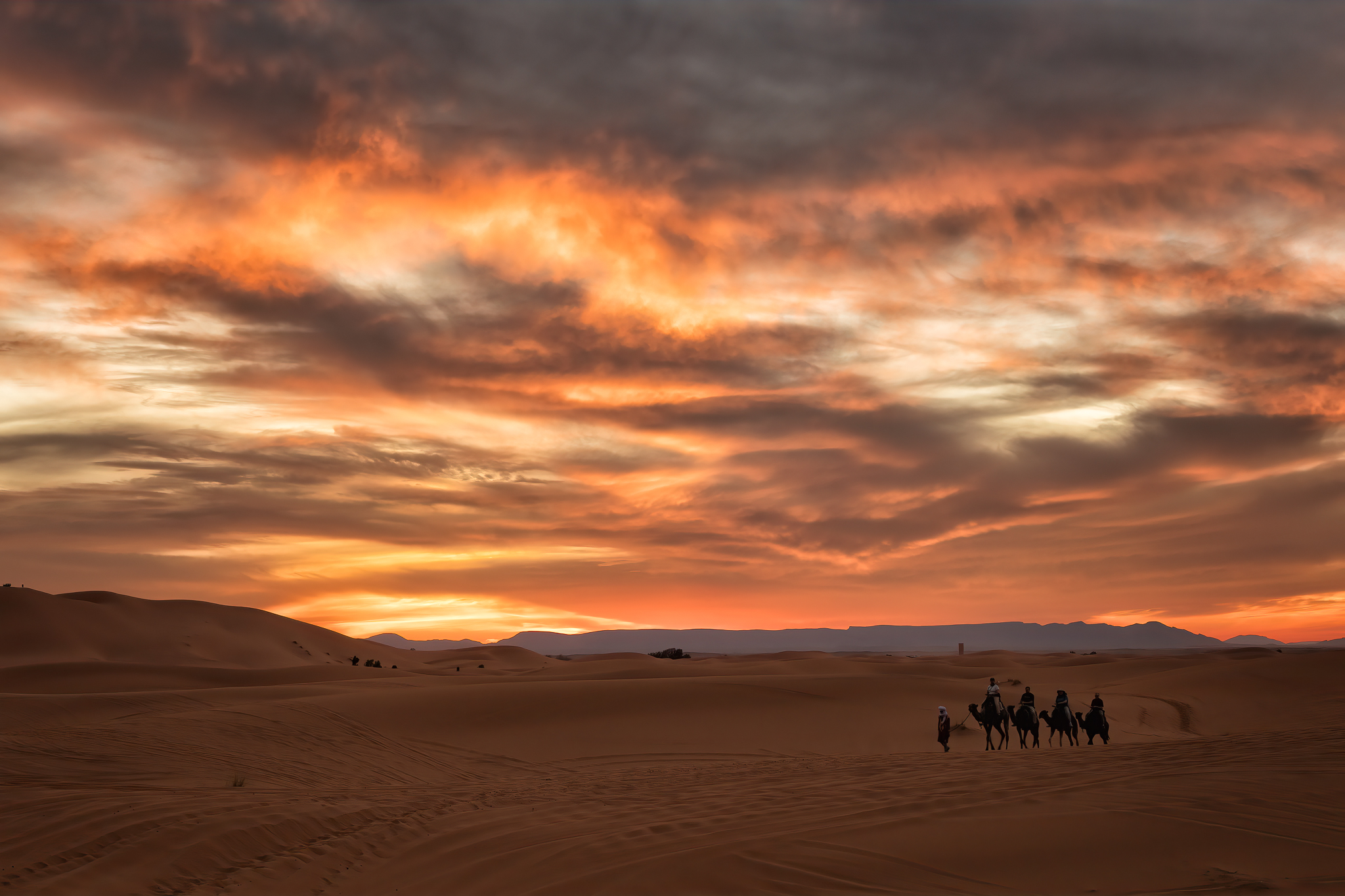 Atardecer de fuego en el desierto de Eg Chebbi