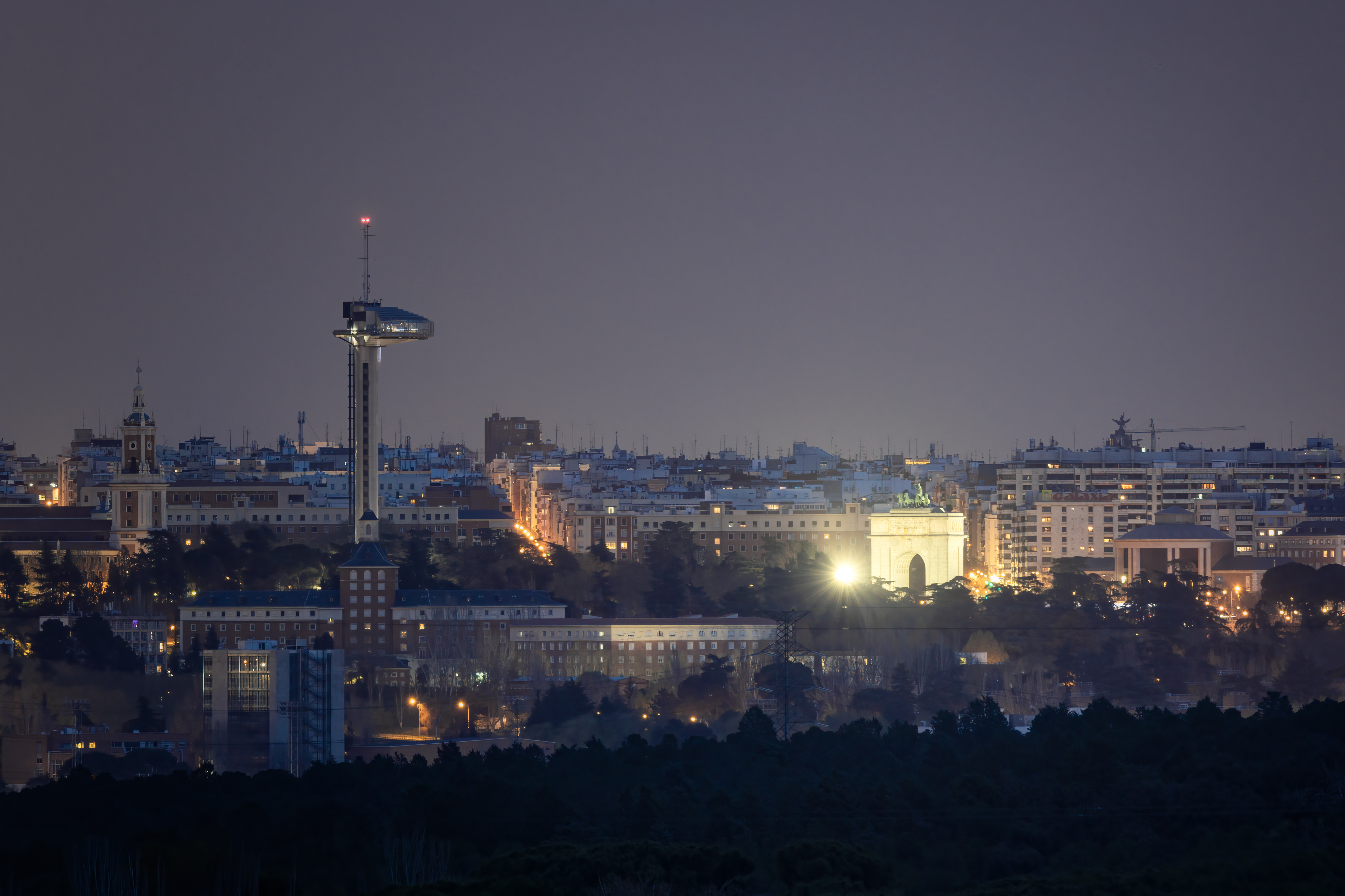 Faro de Moncloa y el skyline de Madrid