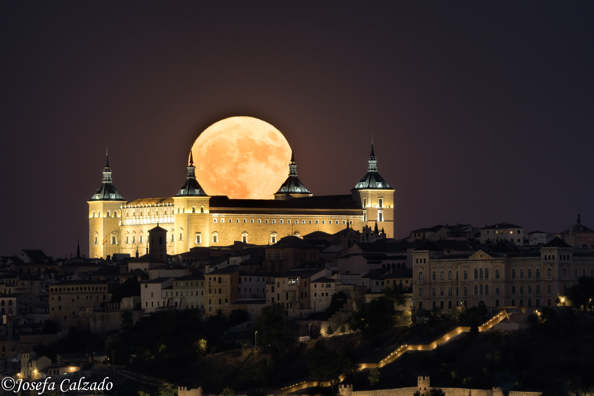 Salida luna llena sobre el Alcázar de Toledo