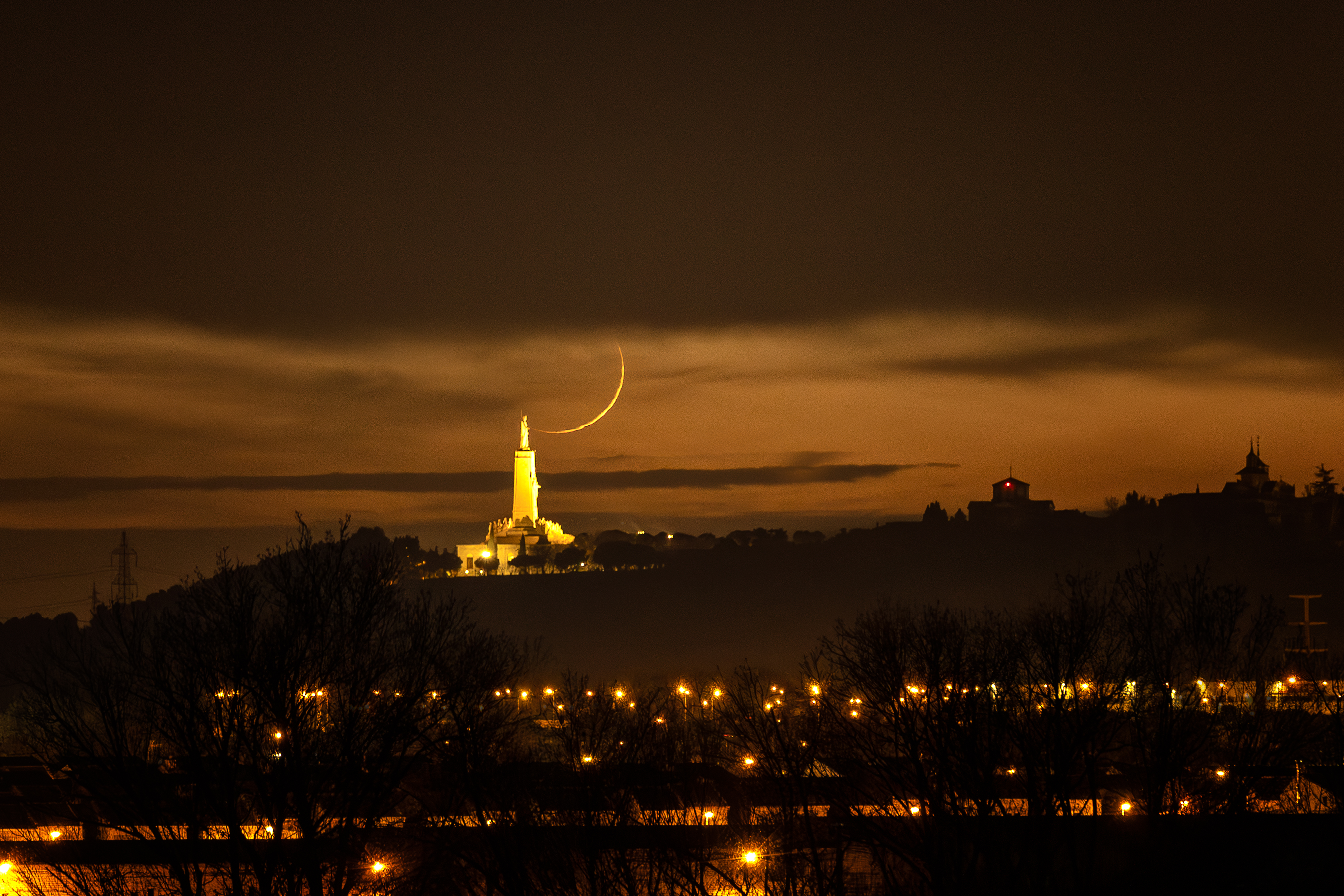 Luna creciente al 3%, luna cenicienta