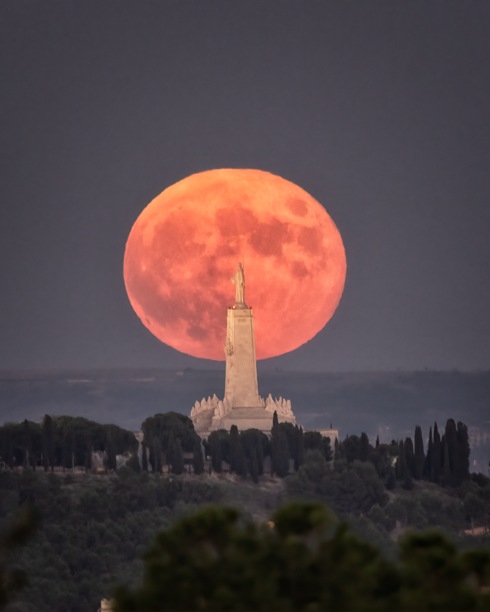 Superluna de la Cosecha con el Sagrado Corazón del Cerro de los Ángeles