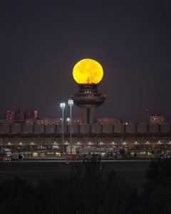 Puesta de la luna llena sobre la torre de control del Aeropuerto de Madrid