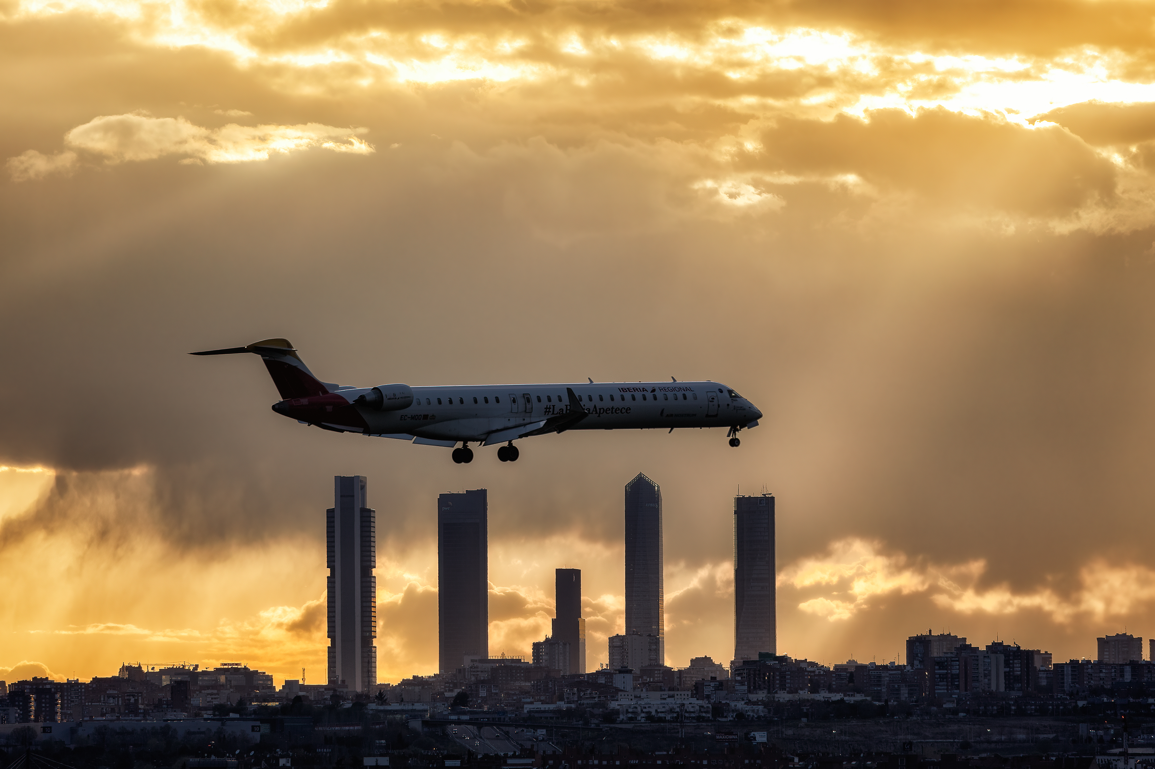 Volando por encima de las Cinco Torres de Madrid