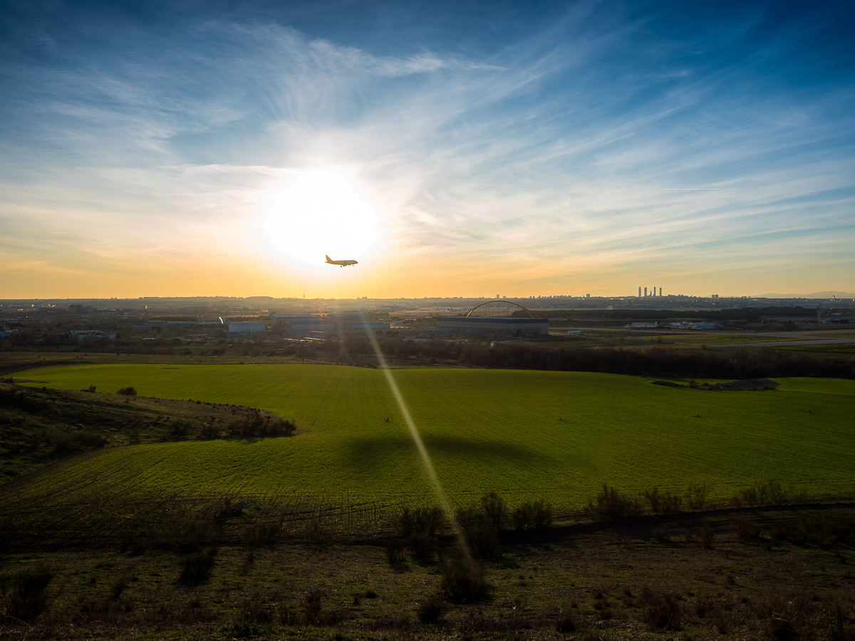 Avión pasando por el medio del sol