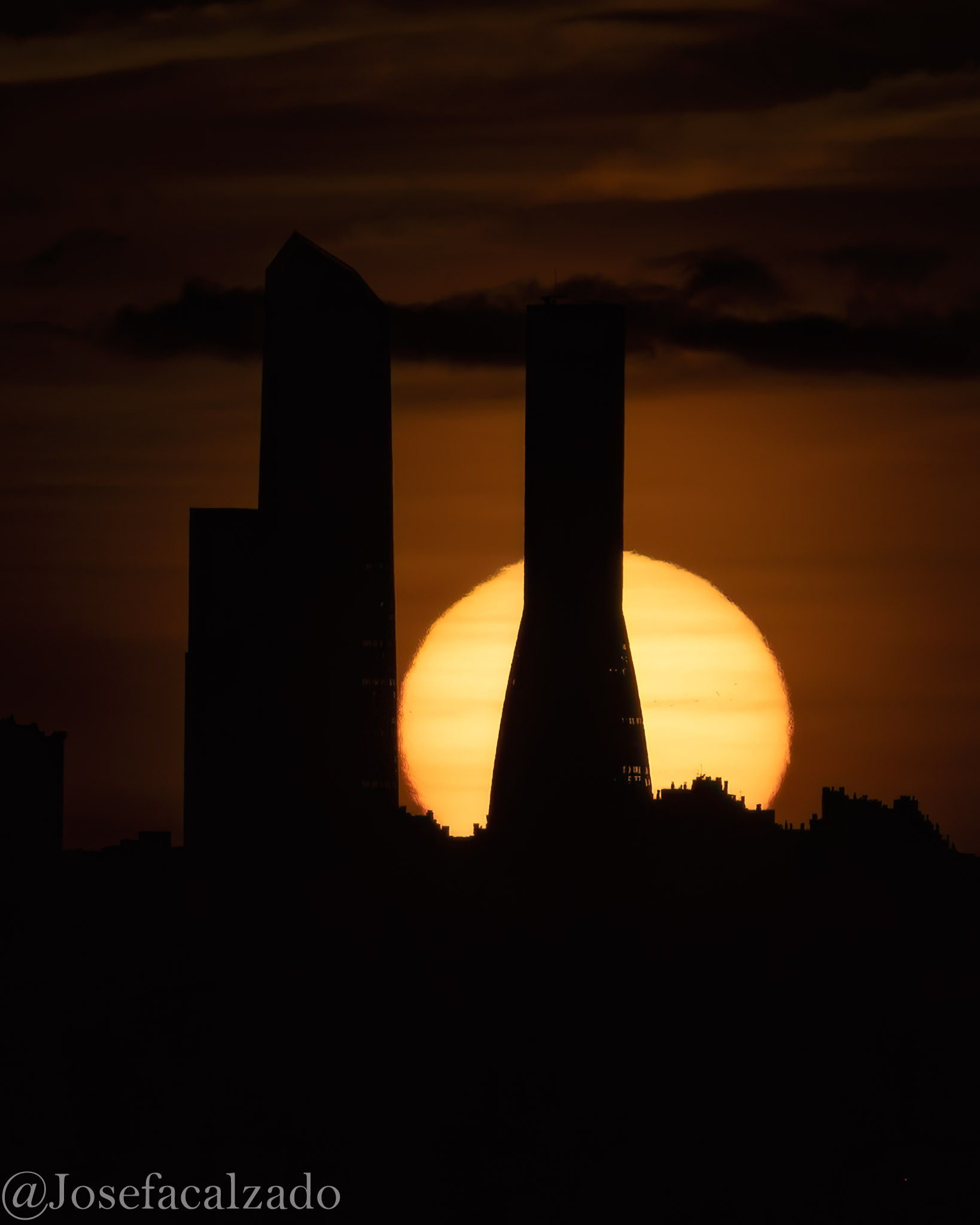Sol poniéndose en Torre Emperador Castellana