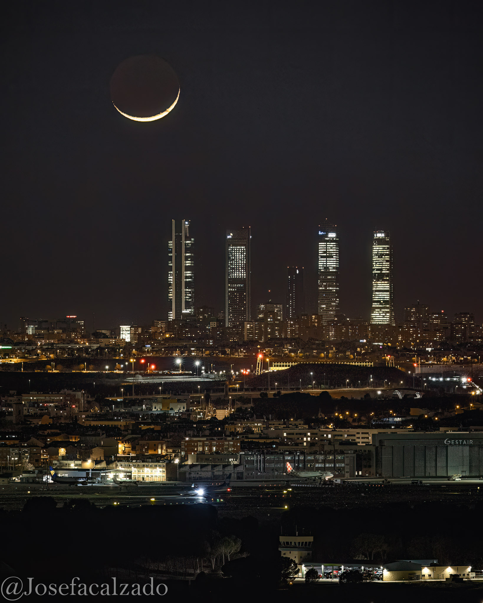 Luna Cenicienta acercándose a las Torres de Madrid