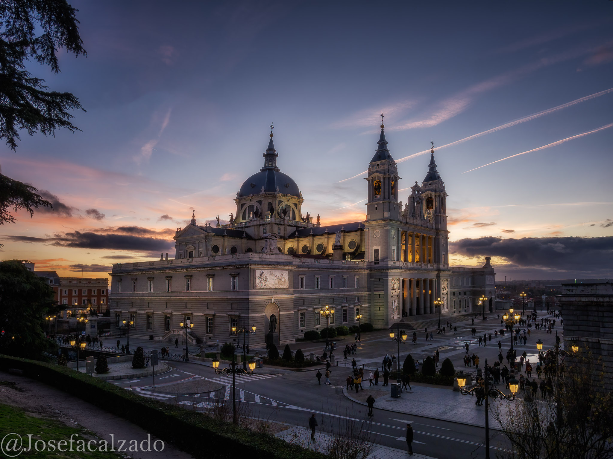 Catedral de la Almudena al atardecer