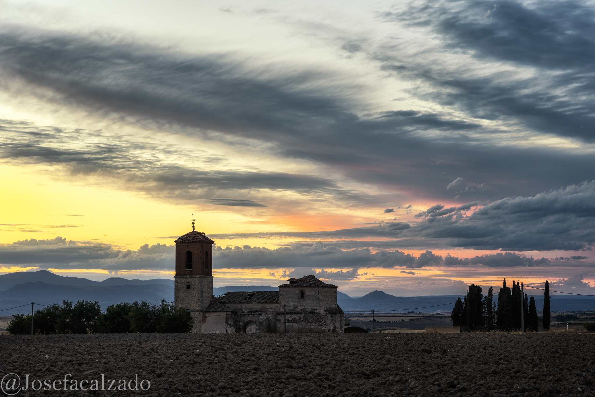 Hora azul sobre la iglesia de Caudilla