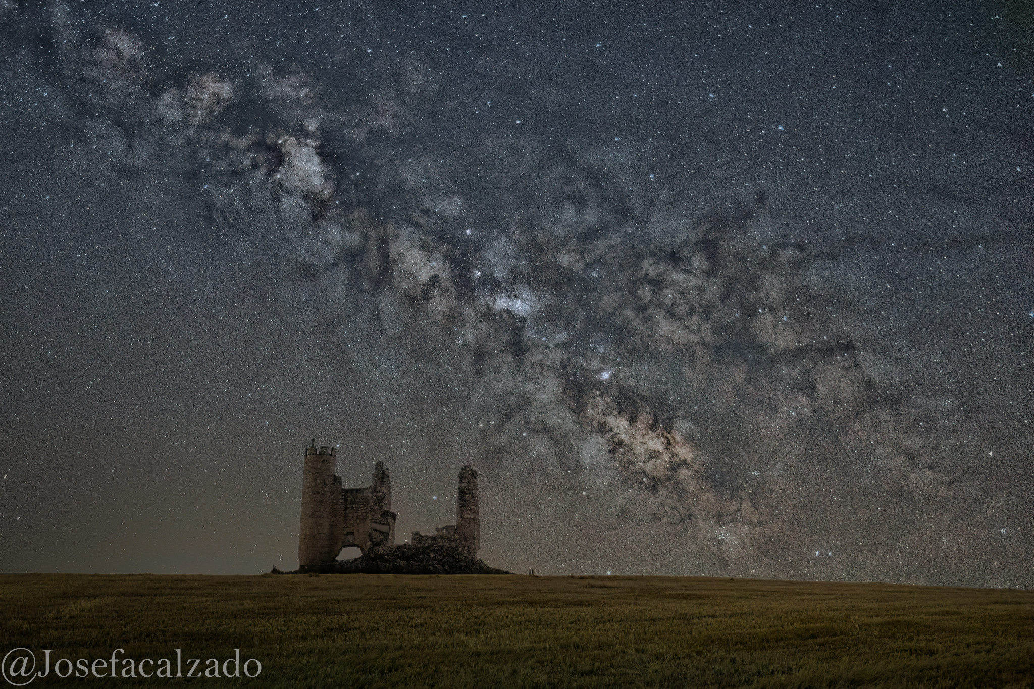 Vía Láctea sobre el Castillo de Caudilla