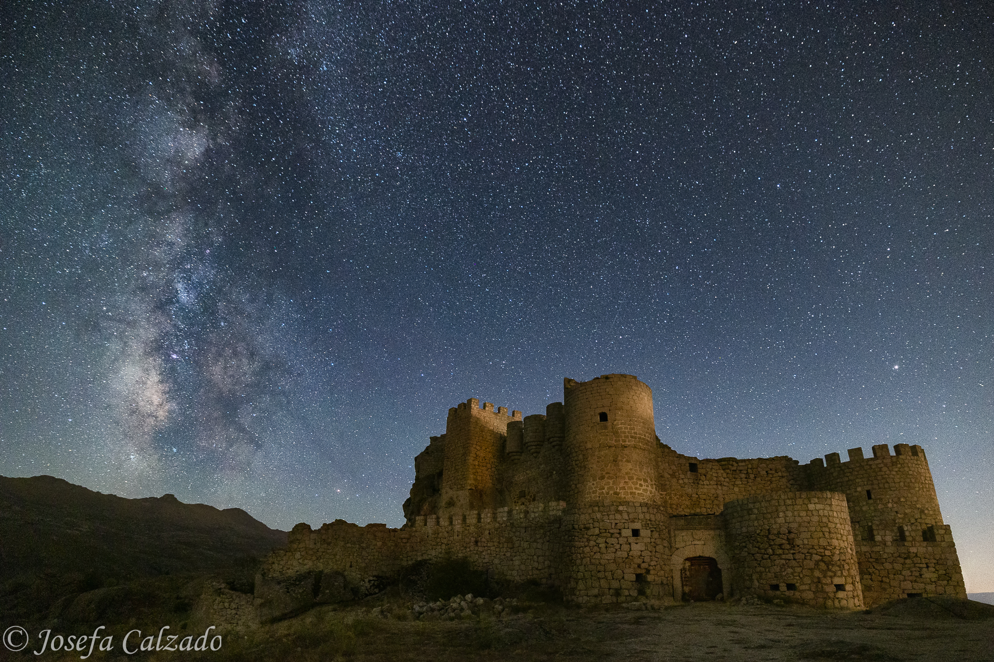 Vía Láctea sobre el Castillo de Aunquospese en Ávila